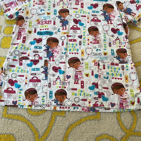Doc McStuffins Scrub Top. Sz M - Picture 2 of 6